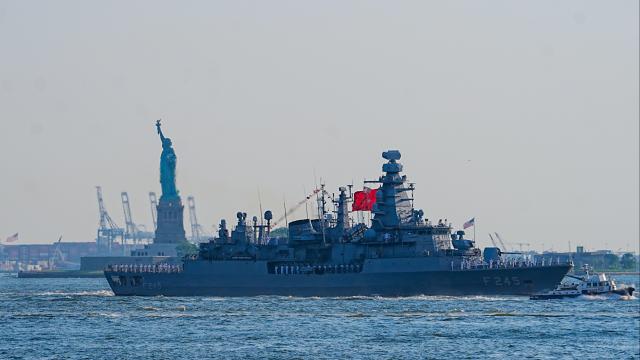TCG Oruçreis, New Yorkta Türkiye'yi temsil etti haber görseli