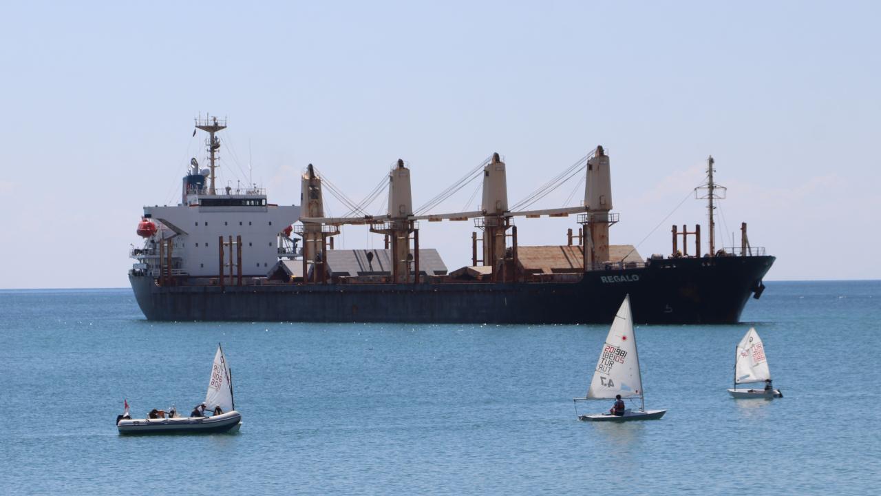 Tekirdağ’da karaya oturan yük gemisi çevresinde güvenlik önlemi alındı