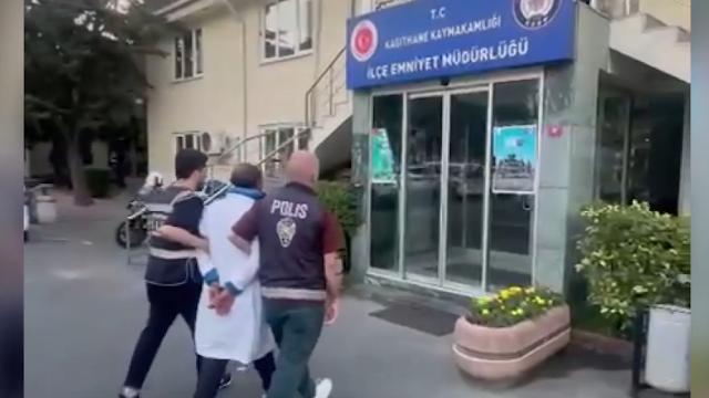 Türk bayrağını yere atan şüpheli yakalandı haber görseli
