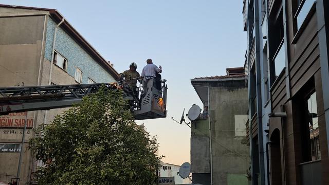 İstanbul'da 5 katlı binada çıkan yangın korkuttu haber görseli