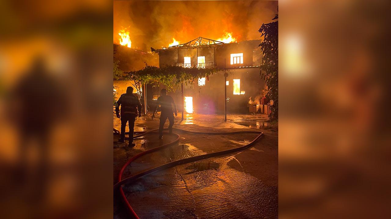 Bilecik’te yangın iki evi küle çevirdi