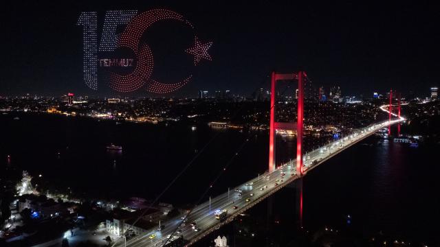 15 Temmuz Şehitler Köprüsü semalarında dron gösterisi