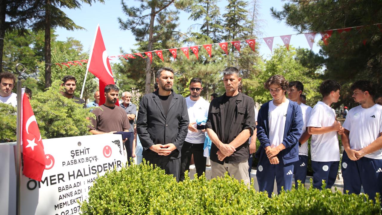 15 Temmuz'da Ömer Halisdemir'in kabrinde yoğunluk