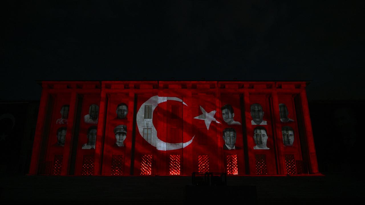 TBMM binasına 15 Temmuz şehitleri yansıtıldı