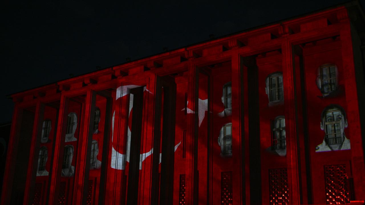 TBMM binasına 15 Temmuz şehitleri yansıtıldı
