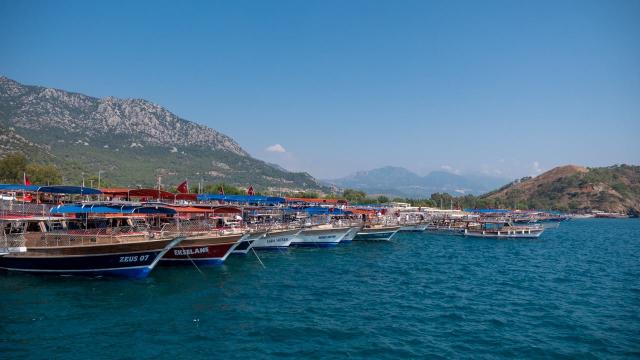 Adrasan tekne turları ziyaretçileri bölgenin eşsiz koylarıyla buluşturuyor