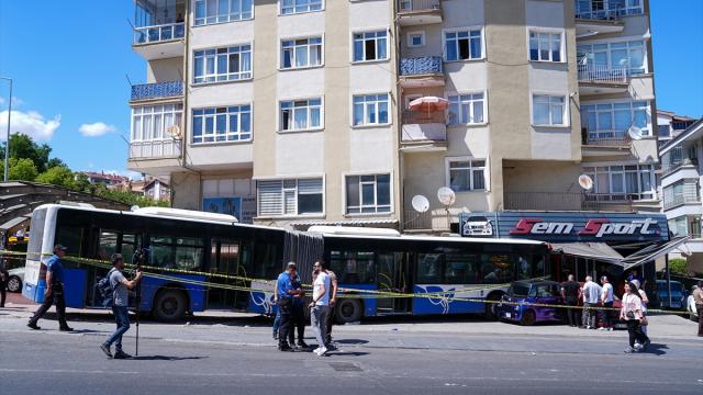 Ankara'da kontrolden çıkan EGO otobüsü iş yerine çarptı haber görseli