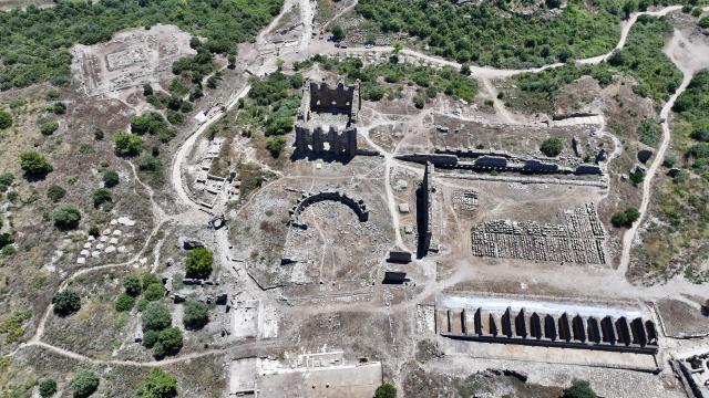 Aspendos'un 2 bin yıllık tiyatro caddesi gün yüzüne çıkarıldı haber görseli