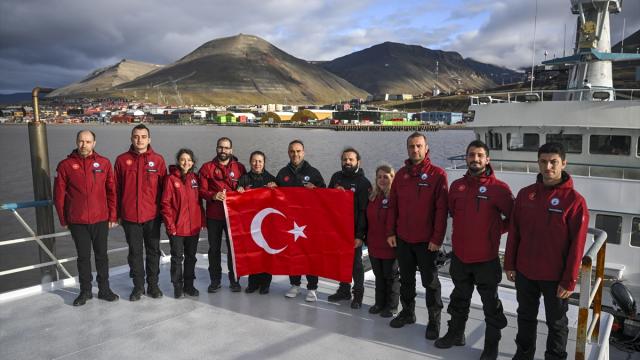 Bakan Kacır, 6. Ulusal Arktik Bilimsel Araştırma Seferi ekibini ziyaret etti