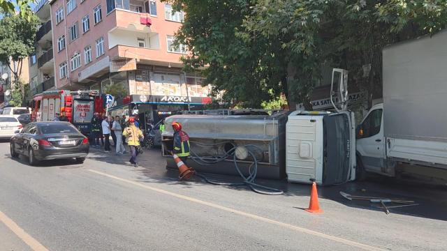 Bayrampaşa'da seyir halindeki su tankeri devrildi