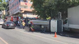 Bayrampaşa'da seyir halindeki su tankeri devrildi