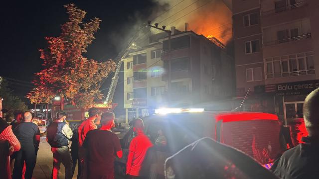 Bolu'da çatı katında çıkan yangın söndürüldü haber görseli
