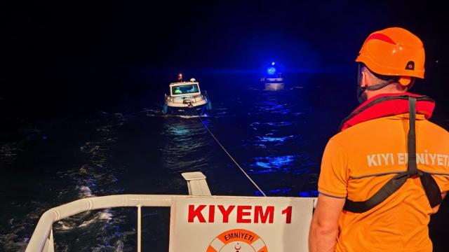 Çanakkale Boğazı'nda arızalanıp sürüklenen tekne kurtarıldı haber görseli