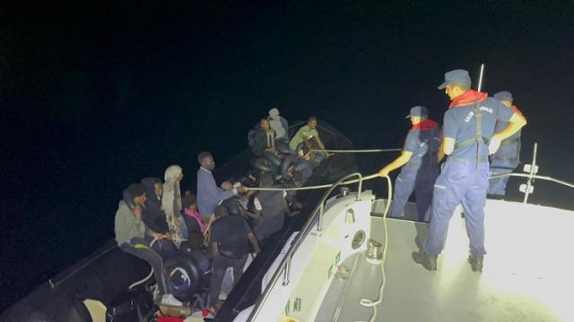 İzmir açıklarında 32 düzensiz göçmen yakalandı haber görseli