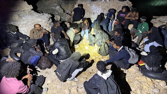 Ege Denizi'nde 39 düzensiz göçmen yakalandı, 8 kişi kurtarıldı haber görseli
