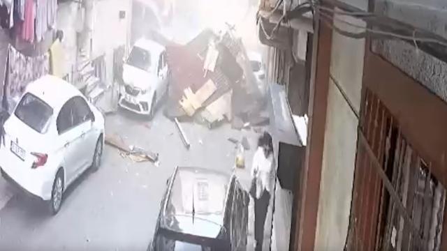 Uçan çatının altında kalmaktan son anda kurtuldular