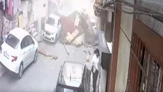 Uçan çatının altında kalmaktan son anda kurtuldular