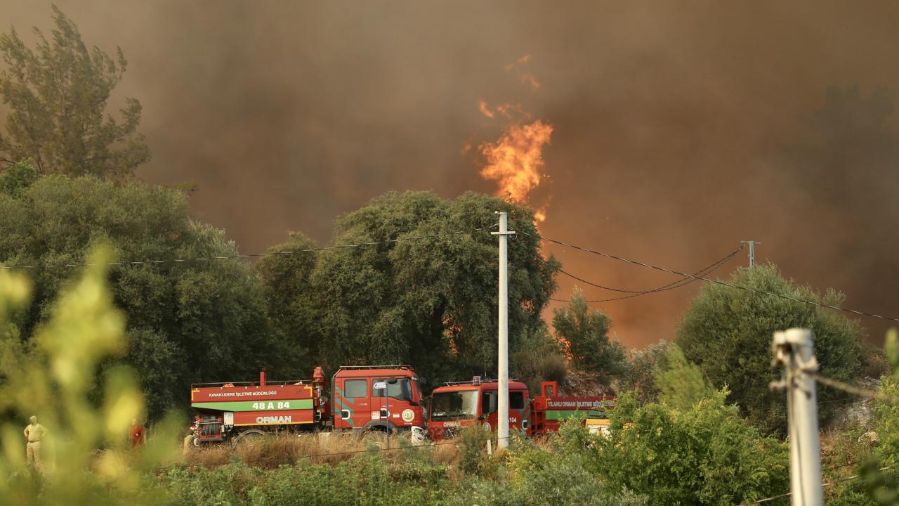Fethiye’deki orman yangınına müdahale ediliyor