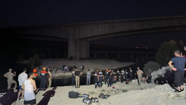 Fırat Nehri'nde mahsur kalan 26 kişi kurtarıldı haber görseli