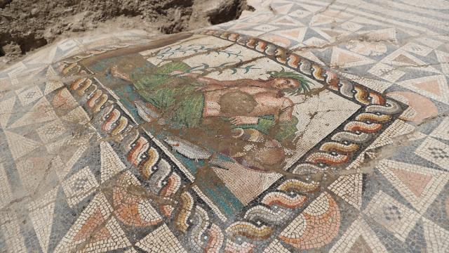 Aspendos'un nehir tanrısı "Genç Eurymedon" tasviri turistlerin gözdesi oldu