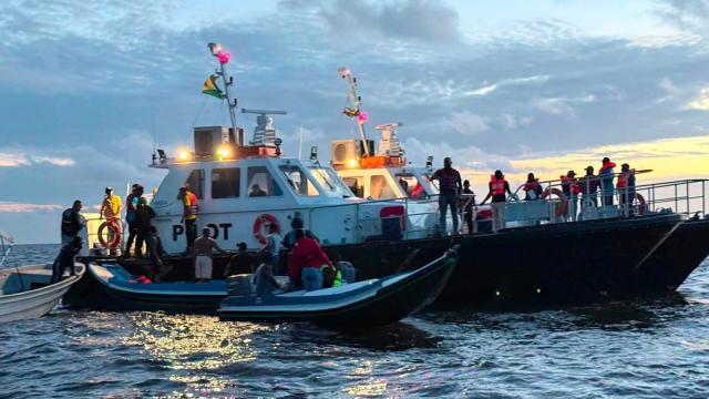 Guyana açıklarında 116 yolcuyu taşıyan feribot alabora oldu haber görseli