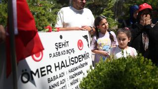 15 Temmuz'da Ömer Halisdemir'in kabrinde yoğunluk