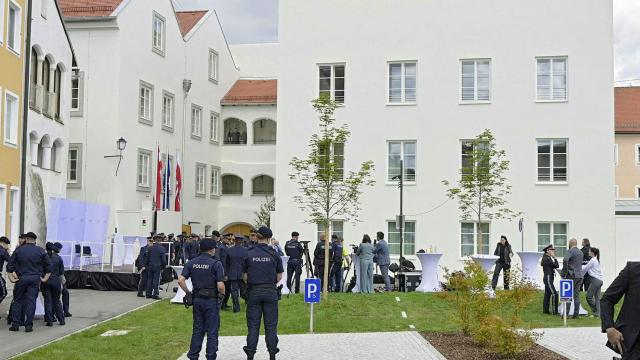Avusturya, Hitler'in doğduğu evi neoNazi ziyaretlerini engellemek için polis karakoluna dönüştürdü haber görseli