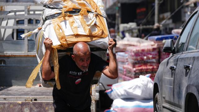 Bağdat'ta vatandaşlar kavurucu sıcaklara rağmen mesailerini sürdürüyor