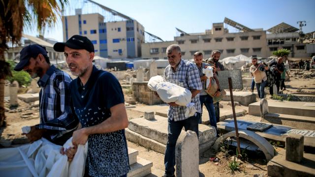 İsrail'in Gazze'ye saldırısında yaşamını yitiren 6 Filistinli son yolculuğuna uğurlandı