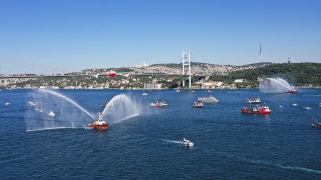 İstanbul Boğazı'nda kortej geçişi
