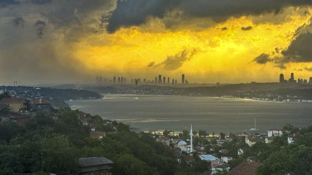 İstanbul'da fırtına: Çatılar uçtu, ağaçlar devrildi haber görseli