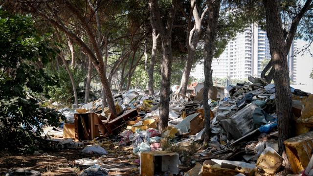 İzmir'de boş arazi moloz ve çöplerle doldu