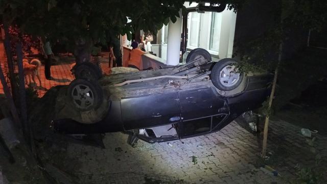 Otomobil takla atarak evin bahçesine devrildi haber görseli