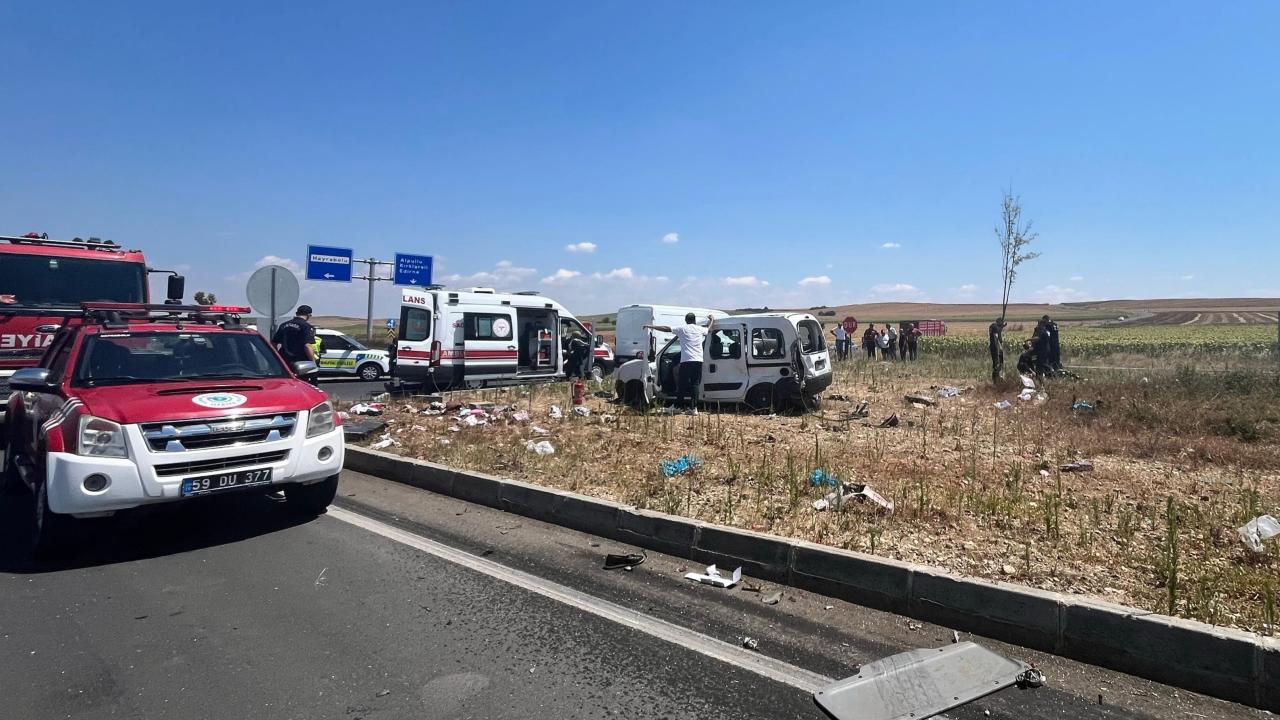 Tekirdağ’da kamyon ile hafif ticari araç çarpıştı: 2 ölü, 3 yaralı