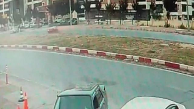 Yayalara çarpan otomobil site bahçesine devrildi: 1'i ağır 3 yaralı haber görseli