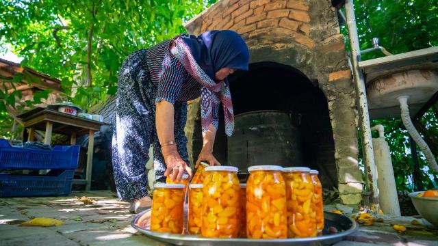 Korkuteli'de konserve zamanı