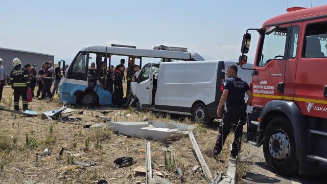 Midibüs ile panelvan çarpıştı: 1 can kaybı, 10 yaralı haber görseli