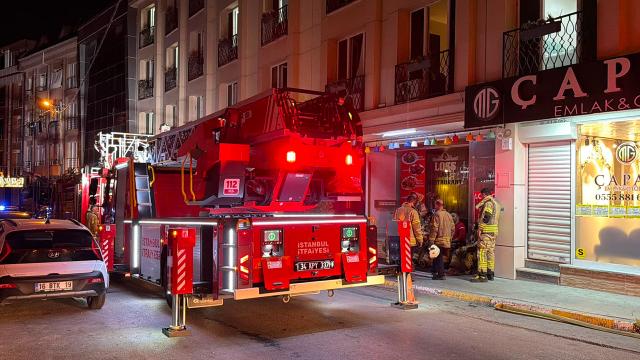 İstanbul'da otel yangını: Mahsur kalanlar itfaiye yardımıyla kurtarıldı haber görseli