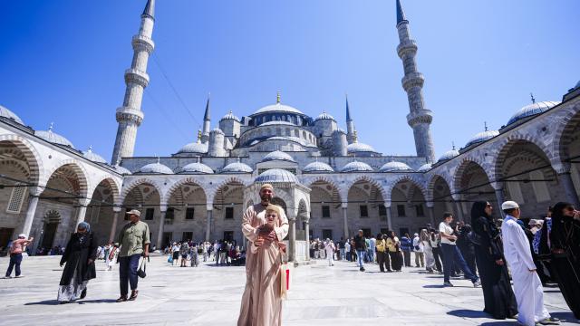 İngiltere'de Müslüman karşıtlığına kekle karşı duran otizmli Joshie, kampanyasını İstanbul'a taşıdı haber görseli