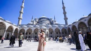 İngiltere'de Müslüman karşıtlığına kekle karşı duran otizmli Joshie, kampanyasını İstanbul'a taşıdı
