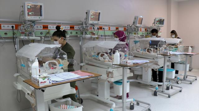 Prematüre dördüzler 34 gün süren tedaviyle hayata tutundu