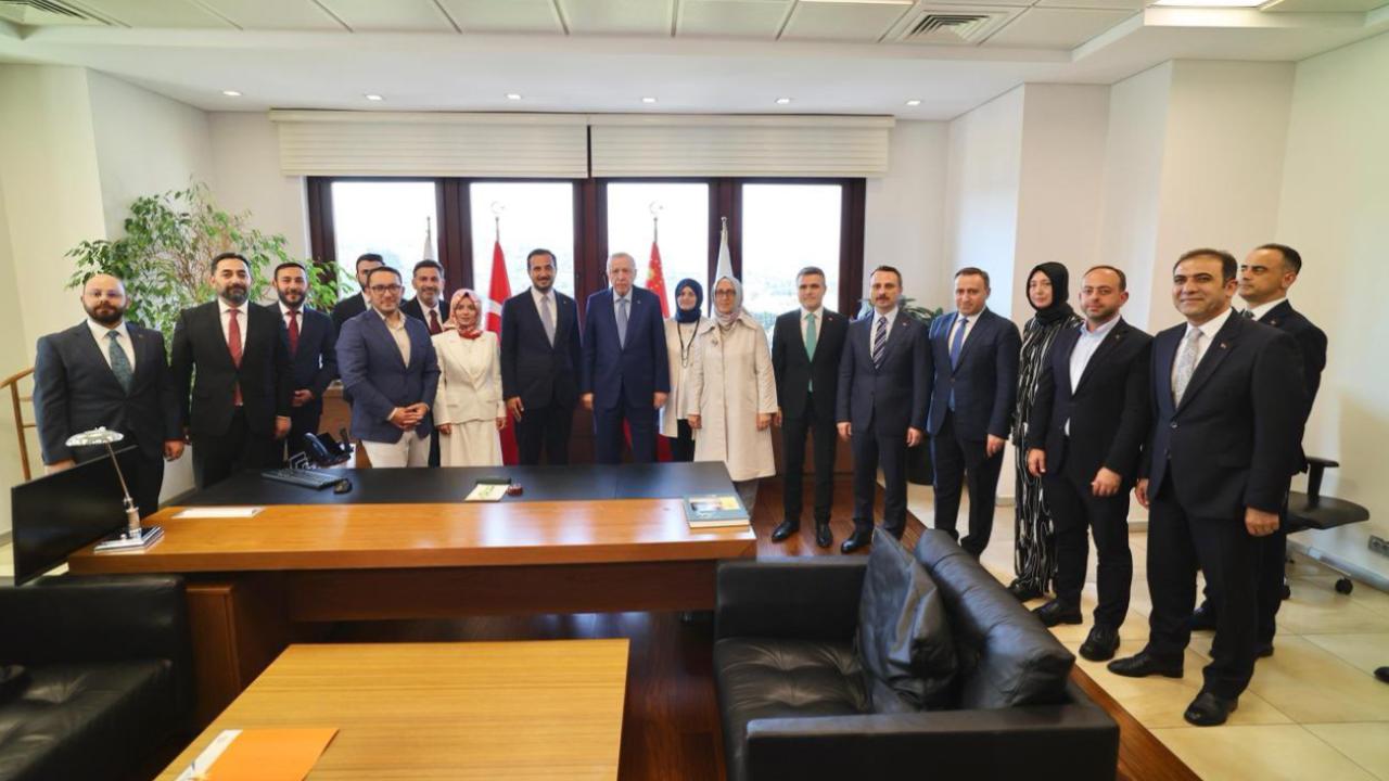 Cumhurbaşkanı Erdoğan, AK Parti İstanbul İl Başkanlığı'nı ziyaret etti