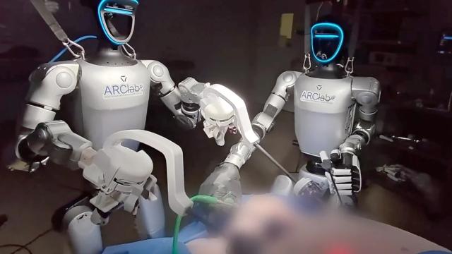 Tarihte ilk kez insansı robotlar canlı hayvanlar üzerinde ameliyat gerçekleştirdi haber görseli