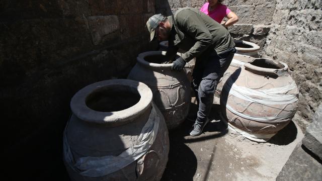 Ani'de Selçuklu Çarşısı'ndaki kazılarda 5 büyük küplü erzak deposuna ulaşıldı