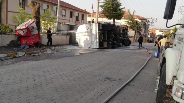Devrilen akaryakıt tankerindeki sızıntı kontrol altına alındı haber görseli