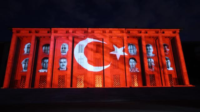 TBMM binasına 15 Temmuz şehitlerinin fotoğrafı yansıtıldı haber görseli