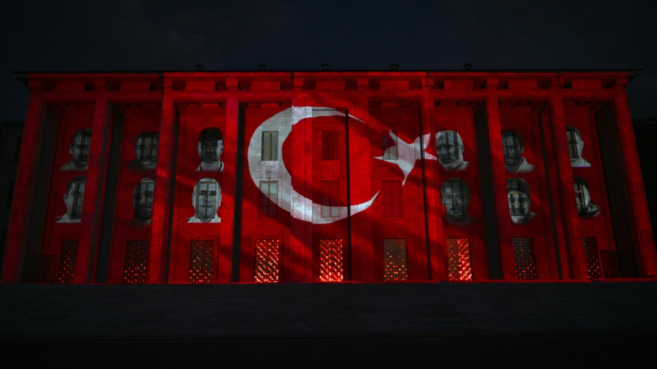 TBMM binasına 15 Temmuz şehitleri yansıtıldı