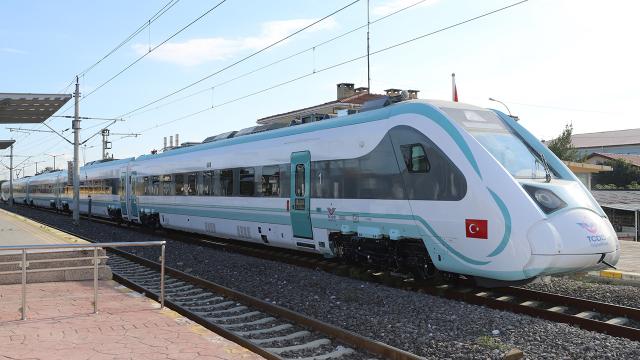 Milli Elektrikli Tren setleri yeni rotasında yolcularla buluşacak haber görseli