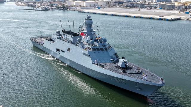 Türk savaş gemisi TCG Burgazada Tunus Limanı'nı ziyaret etti