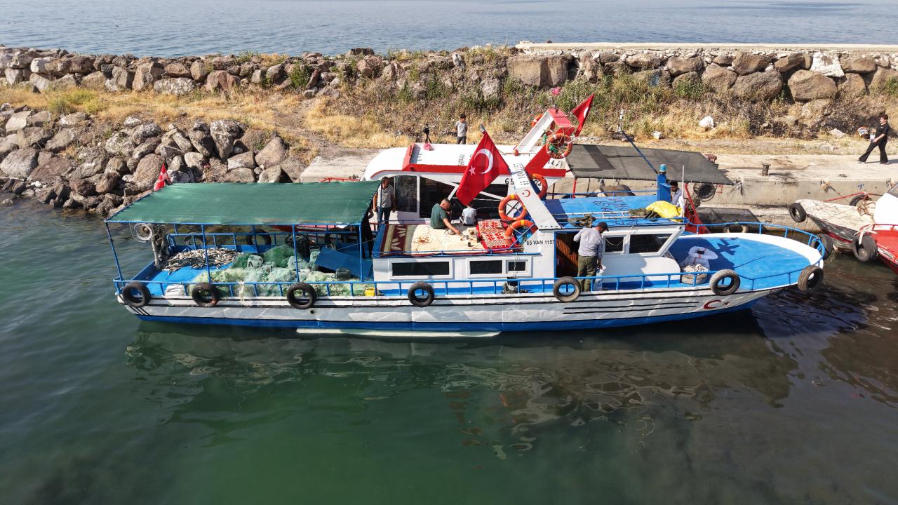 Van Gölü’nde inci kefali avı başladı